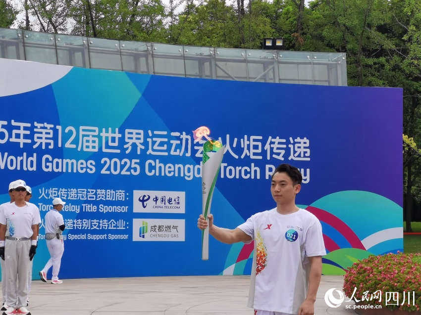 金沙遺址博物館站第一棒火炬手鄒敬園。人民網 羅昱攝