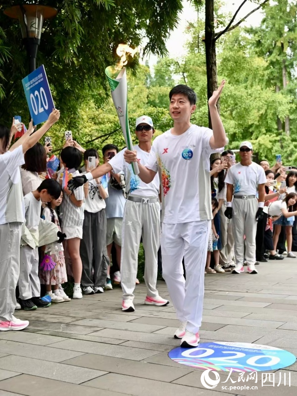 馬龍在傳遞火炬。成都世運會執委會供圖