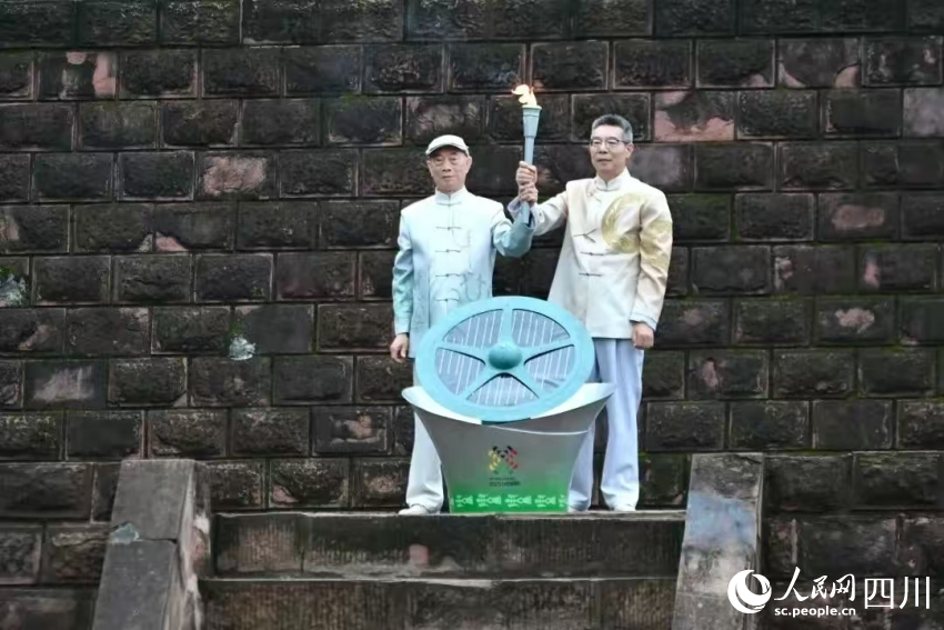 三星堆博物館與金沙遺址博物館博物館兩位原館長肖先進、朱章義共同采火。成都世運會執委會供圖