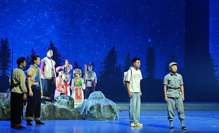 涼山德昌精品節目閃耀火把節 民族藝術綻放異彩近日，以“激情火把節·最炫民族風”為主題的2025年涼山彝族火把節精品節目展演在涼山州西昌市金鷹劇場舉行。