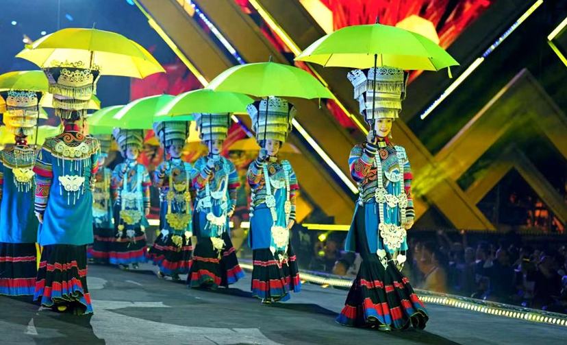 千年彝繡“破圈”記：T臺生輝、全球共創、產業聚能7月19日晚，“東方云裳·彝旎之歌”涼山彝繡風尚盛典在此華彩綻放，為2025涼山彝族火把節獻上了一場針尖上的非遺盛宴。