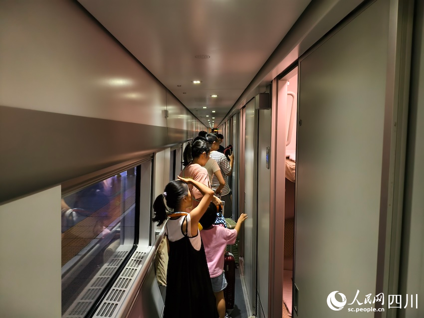 7月31日，即將發車的D966次列車上的乘客以親子家庭居多。人民網記者 郭瑩攝