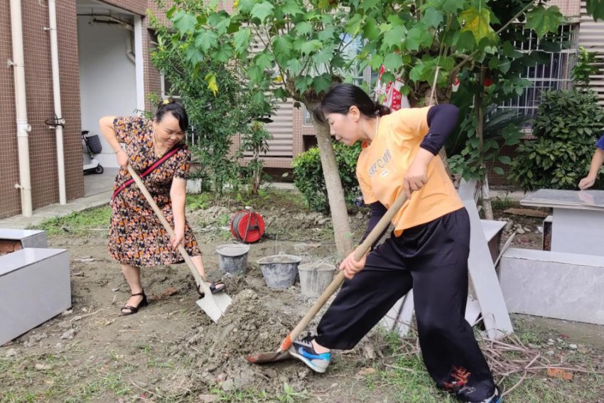 新東社區鴻運小區居民自發組織參與小區環境整治。新都區委社會工作部供圖