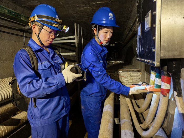 8月3日，國網成都供電公司電纜運檢中心劉暢、李雁翎對世運保供線路220千伏應悅二線開展大負荷時段測溫測環流工作。關惠方攝