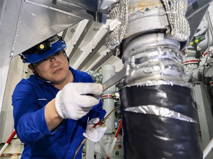 8月4日凌晨，國網成都供電公司電纜運檢中心常雪峰對220千伏應悅二線GIS終端發熱處進行接地線重新封鉛工作。關惠方攝