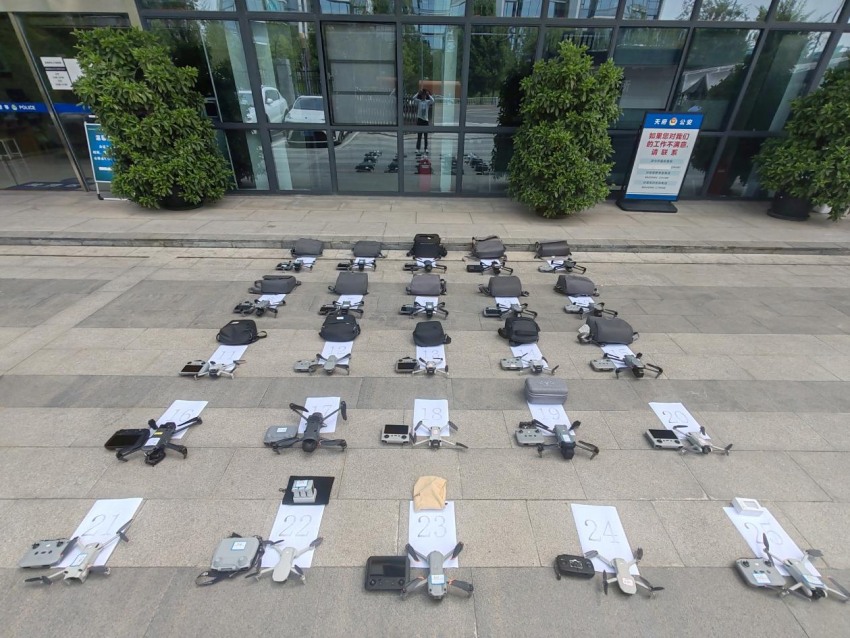 查貨違規飛行無人機26架。成都市公安局供圖