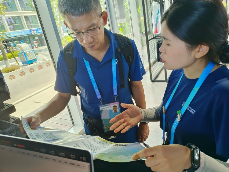 雙語志愿者向成都世運會某代表團工作人員宣傳退稅政策。成都市稅務局供圖