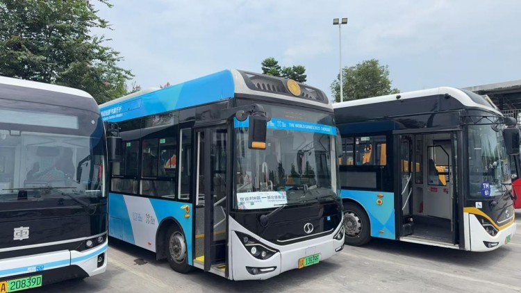 由東方氫能提供的世運會專線氫能公交車整裝待發。成都市稅務局供圖