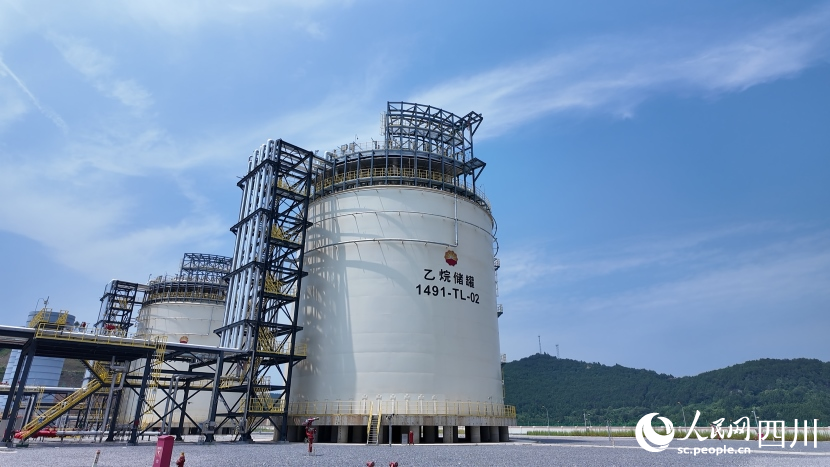 鹽亭天然氣處理廠乙烷儲罐。實習生張皓馨攝