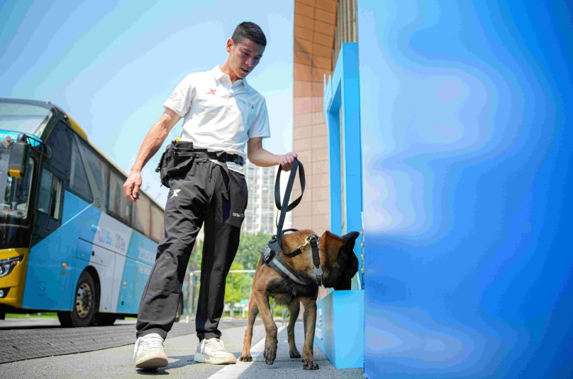 成都世運會開賽 “毛孩子”們成“安全尖兵