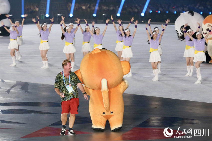 與吉祥物互動。人民網記者 朱虹攝