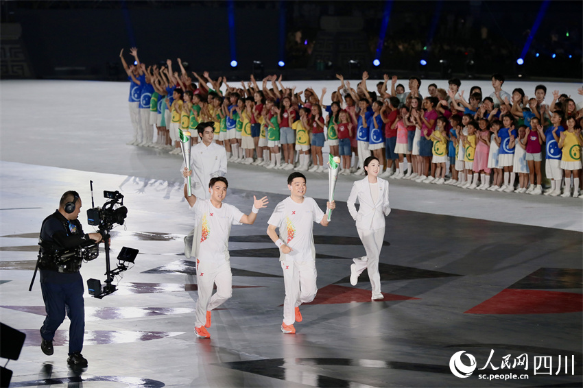 丁俊暉等人舉火炬亮相。人民網記者 朱虹攝