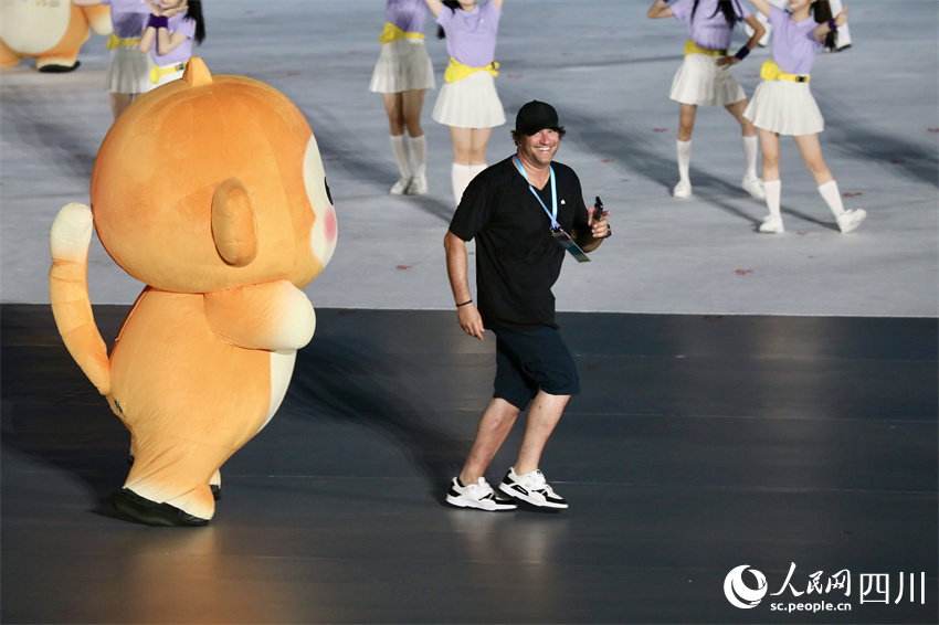 體育代表團成員和吉祥物互動。人民網記者 朱虹攝