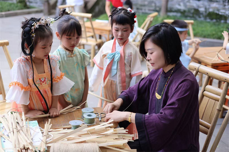 制作指示牌。成都世運會開閉幕式導演組供圖