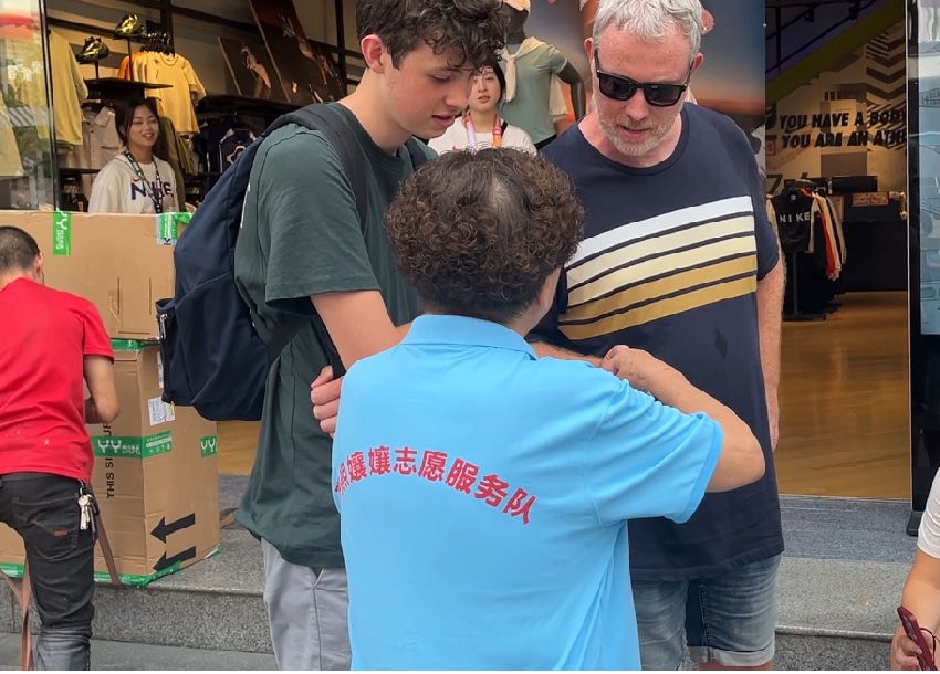 78歲的隊長陳孃孃正在跟外國游客熱情介紹。受訪者供圖