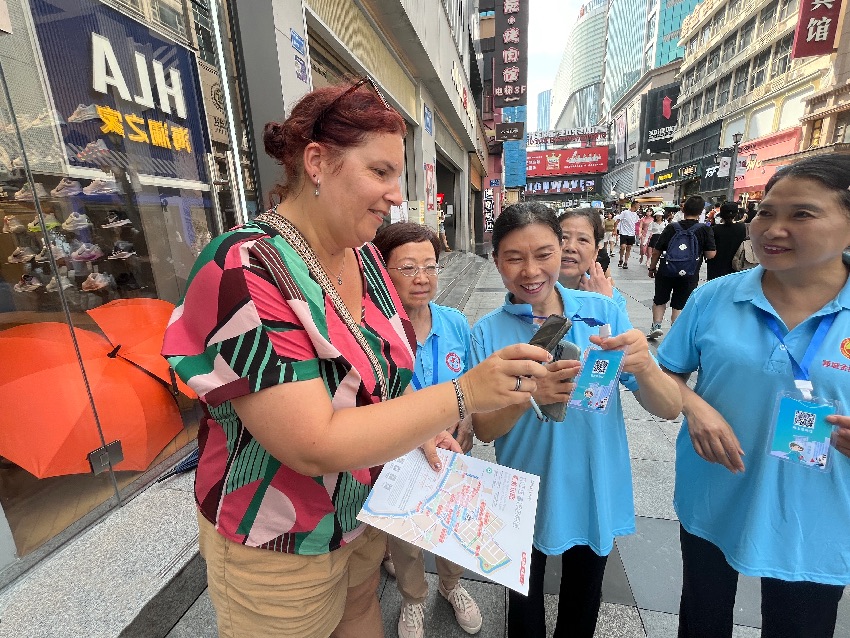 向外國游客推廣“碼上來錦江”二維碼。受訪者供圖