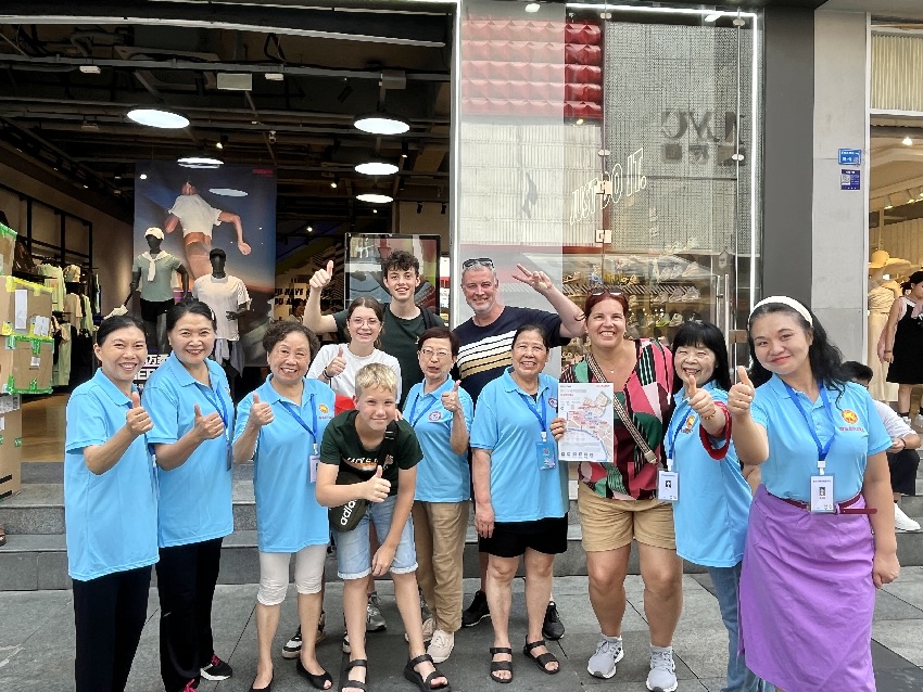 與游客合影的“春熙孃孃”們。受訪者供圖