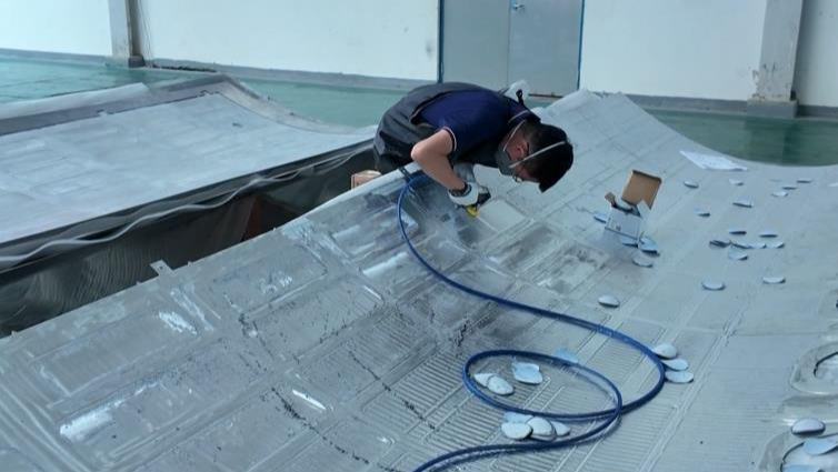 0.1毫米 看飛機“皮膚”的“磨皮術”記者看到飛機蒙皮制造的一幕，仿若為飛機“皮膚”來了一次0.1毫米級的精確“磨皮”。