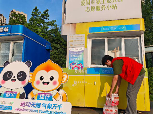 志愿者搬運物資。曹埔銓攝