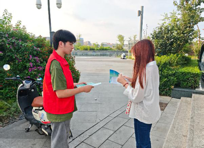 志愿者在派送宣傳單。曹埔銓攝