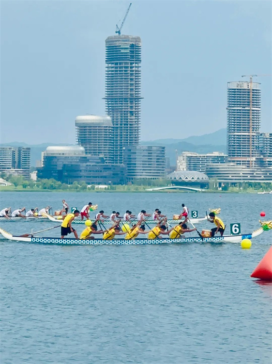 冒雨比賽現場。四川天府新區融媒體中心供圖
