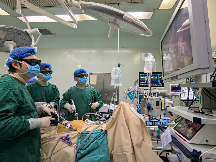 張宇教授團隊成功完成一例全腹腔鏡下全內臟反位肝門膽管癌根治術。四川省人民醫院供圖