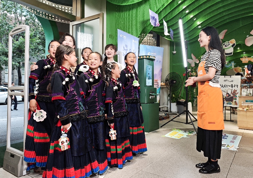 妞妞合唱團來到成都熊貓郵局。四川郵政供圖