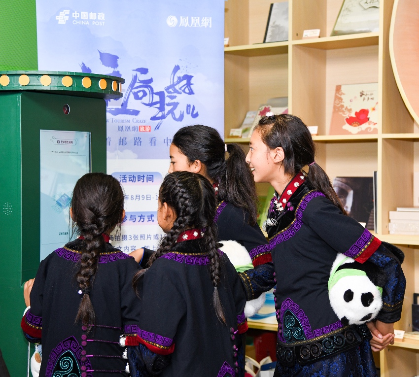 妞妞合唱團來到成都熊貓郵局。四川郵政供圖