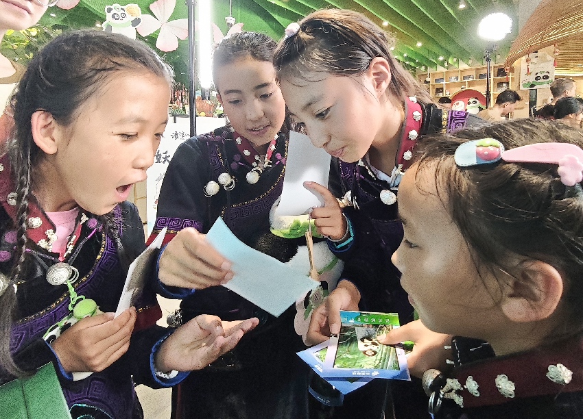 妞妞合唱團來到成都熊貓郵局。四川郵政供圖