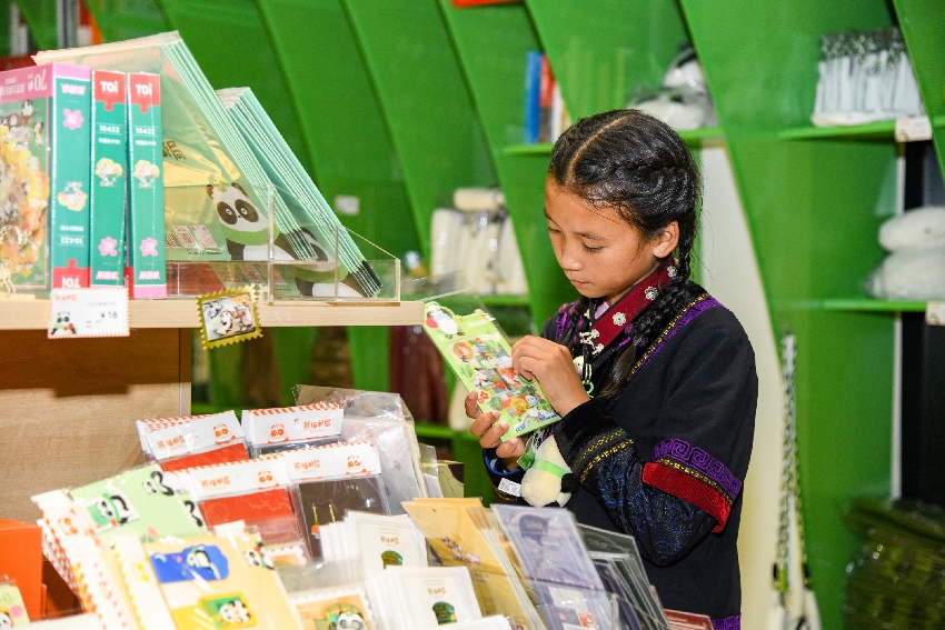 妞妞合唱團來到成都熊貓郵局。四川郵政供圖