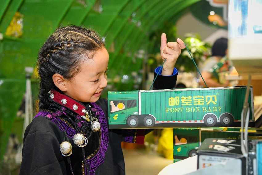 妞妞合唱團來到成都熊貓郵局。四川郵政供圖