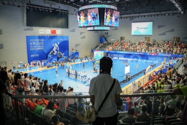 成都世運會軟式曲棍球項目頒獎儀式上，安保警力正在看臺執勤。新都公安供圖