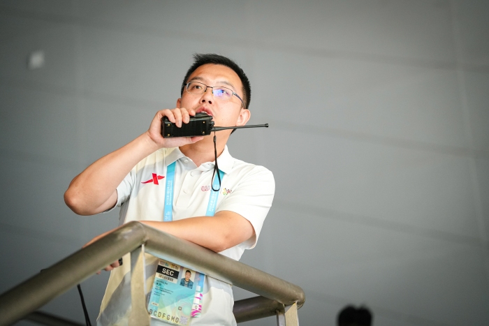 決賽之夜，黃河在觀眾看臺開展工作。新都公安供圖