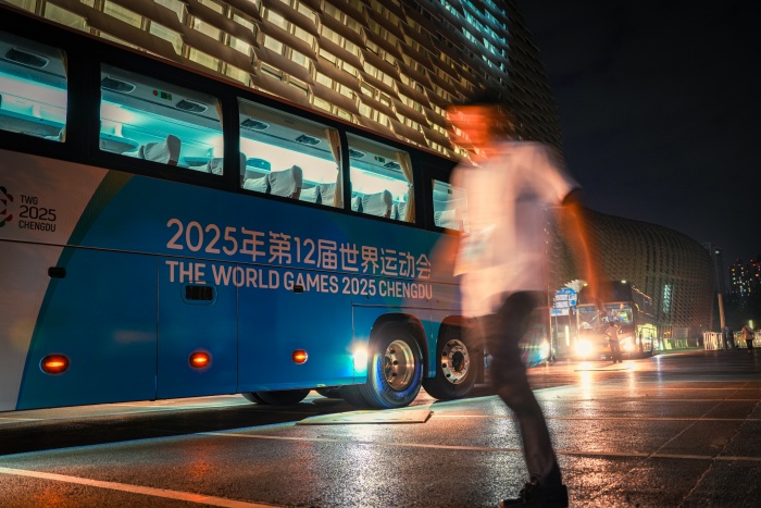 賽后，運動員和觀眾相繼離場，繁忙的安保收尾工作仍在有序開展。新都公安供圖