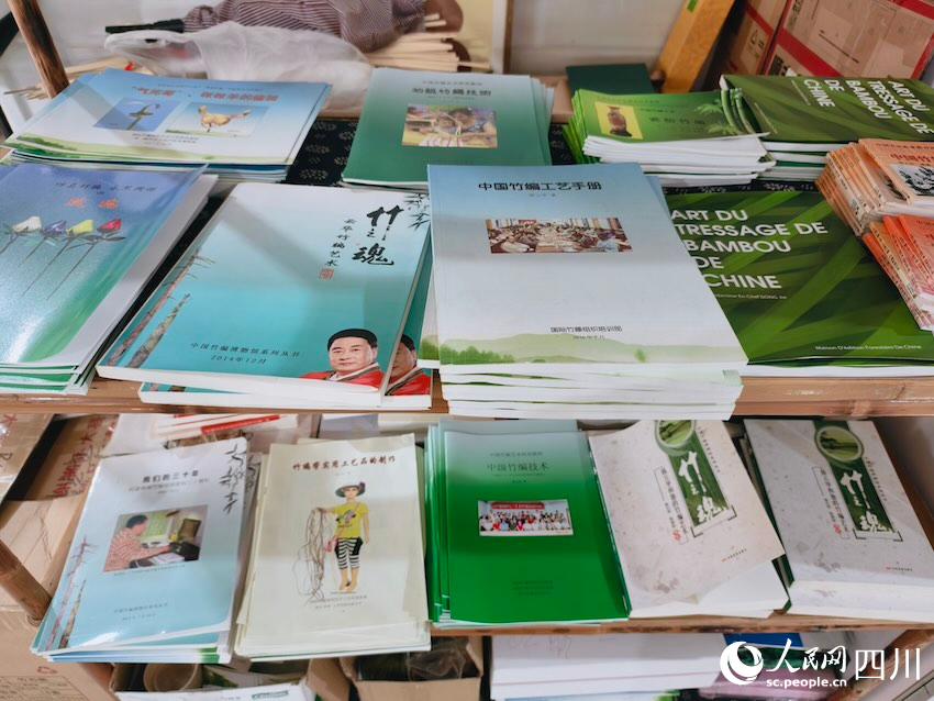 竹編工坊一角，擺放著竹編系列教材。人民網記者 郭瑩攝