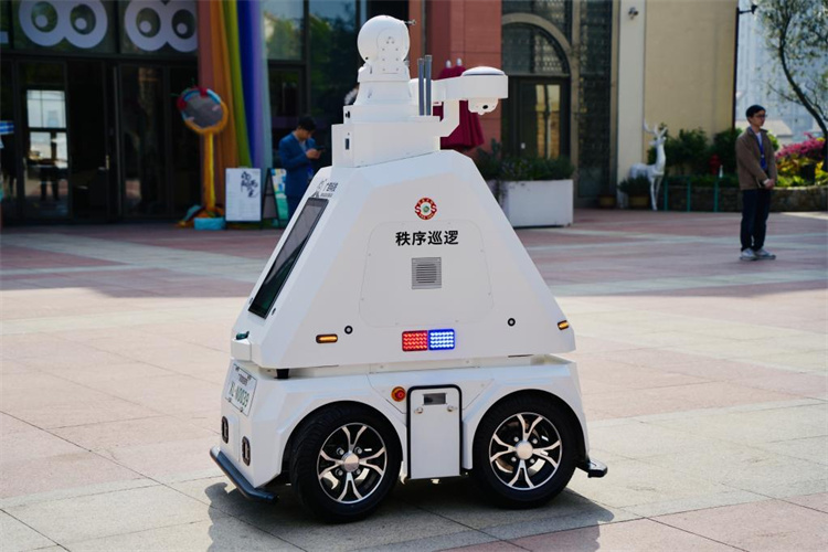 廣目科技的無人安防巡檢機器車。四川天府新區融媒體中心供圖