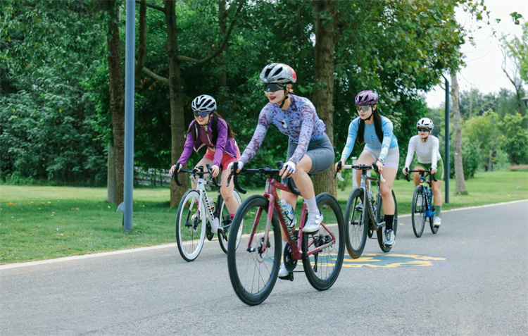 公園城市綠道騎行已成為年輕人的熱門運動選擇。天投集團供圖