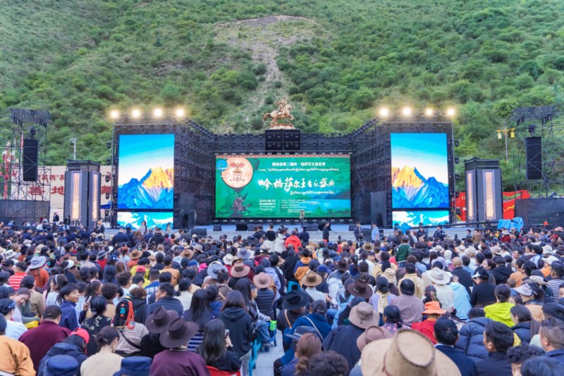 嶺·格薩爾王音樂盛典現場。湯啟陽攝