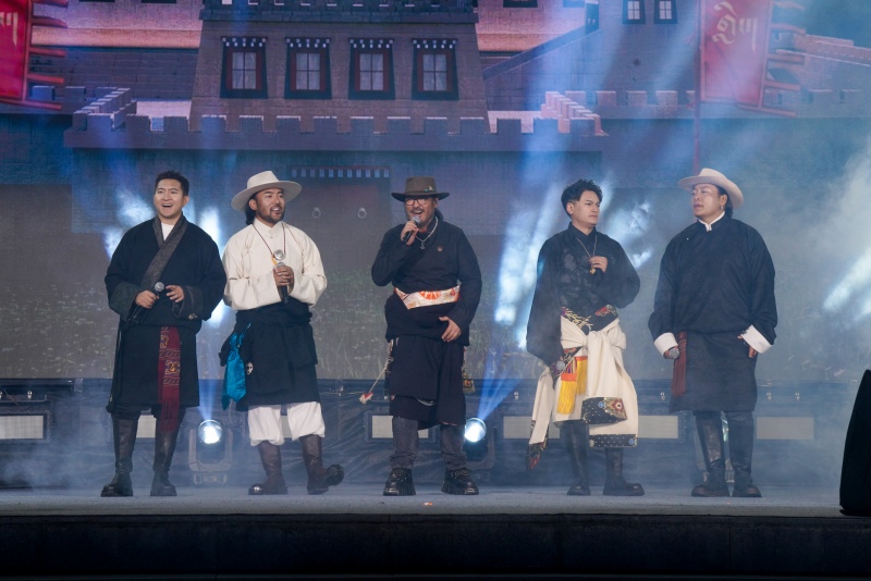 嶺·格薩爾王音樂盛典現場表演。湯啟陽攝