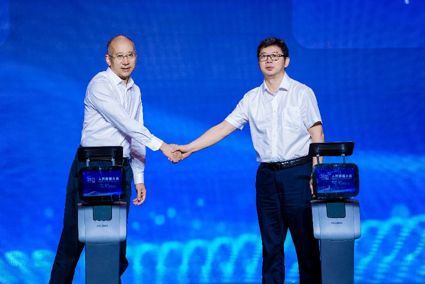 8月26日，在2025人民數據大會現場，四川省巴中市人民政府與人民網股份有限公司簽署戰略合作協議。主辦方供圖