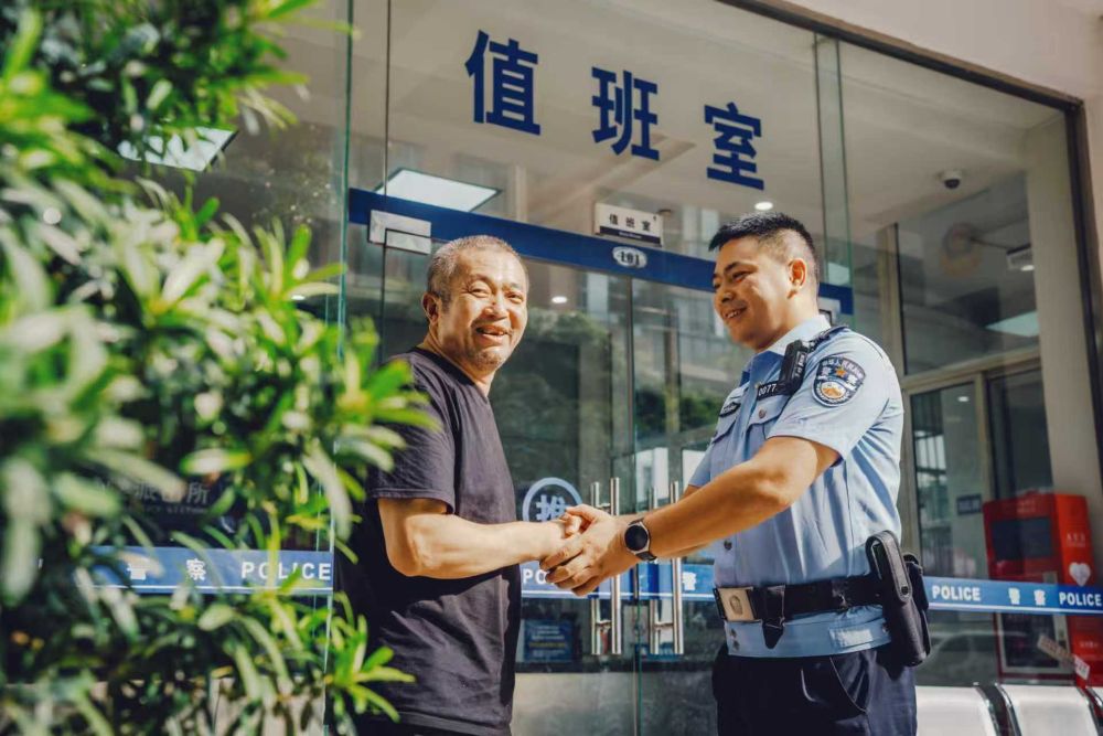 市民對民警表示感謝。成都市公安局青羊區分局草堂派出所供圖