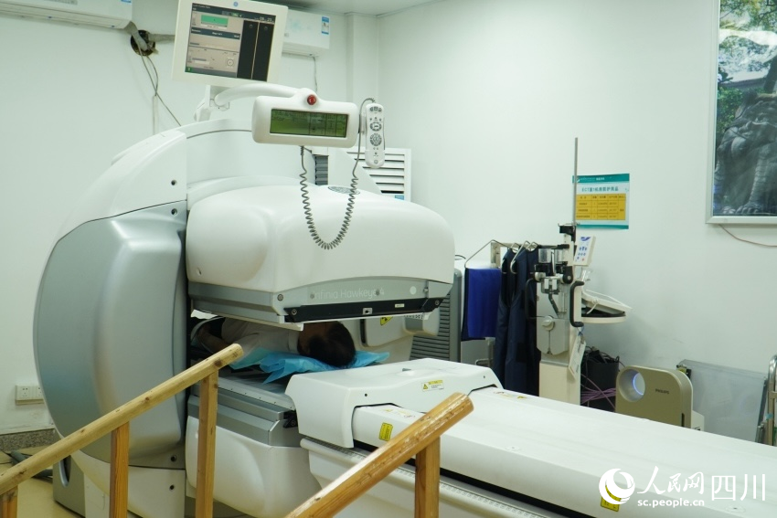 用核醫療設備為患者檢查。人民網 趙祖樂攝