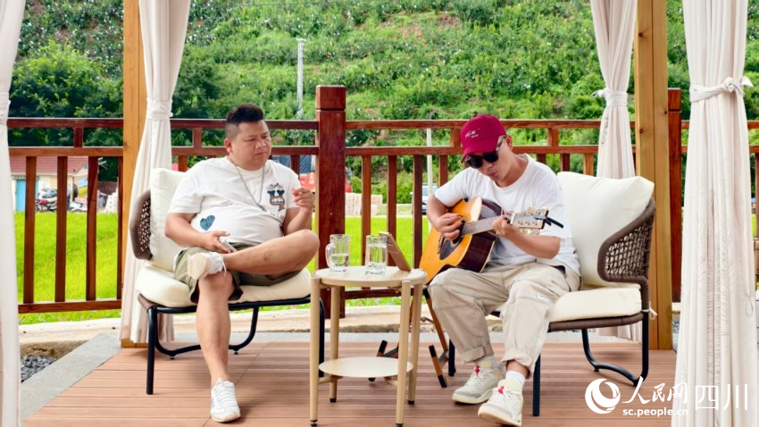會東縣姜州鎮中和村里鄉村慢生活充滿詩意，琴聲與自然共鳴。人民網 趙祖樂攝