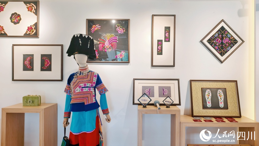 彝繡坊里展示的省級非物質文化遺產——會東挑花繡作品。人民網 趙祖樂攝