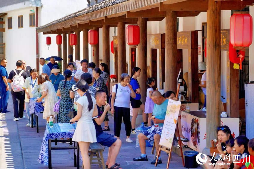 先市醬油赤水河莊園內，游客們在休息之余品嘗醬油冰淇淋。楊藺攝