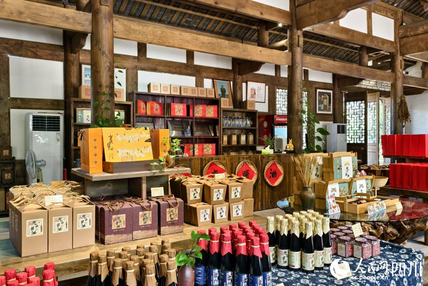 先市醬油赤水河莊園內擺放的先市醬油產品。人民網 趙祖樂攝