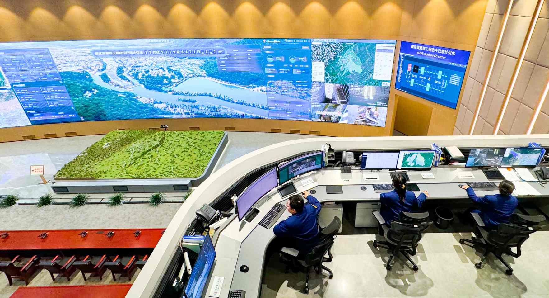 都江堰灌區指揮中心一角。都發中心供圖