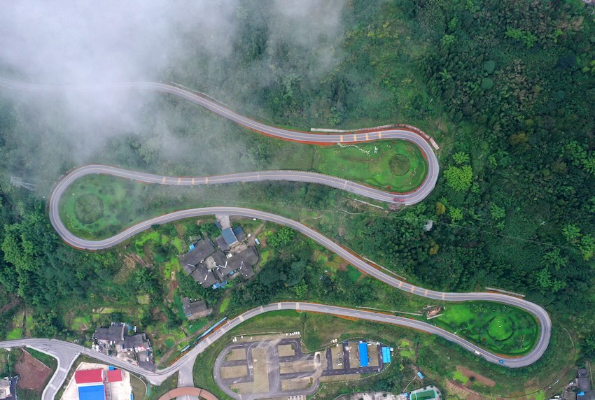 滎經縣龍蒼溝熊貓翠竹長廊。四川省交通廳公路局供圖