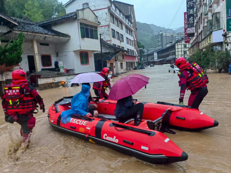 消防救援人員利用橡皮艇轉移被困群眾。廣元市消防救援支隊供圖