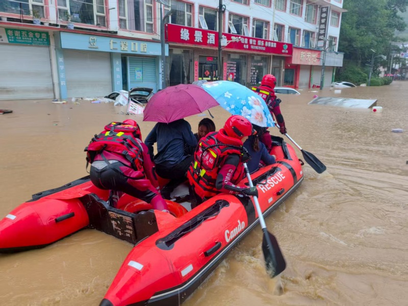 消防救援人員利用橡皮艇轉移被困群眾。廣元市消防救援支隊供圖